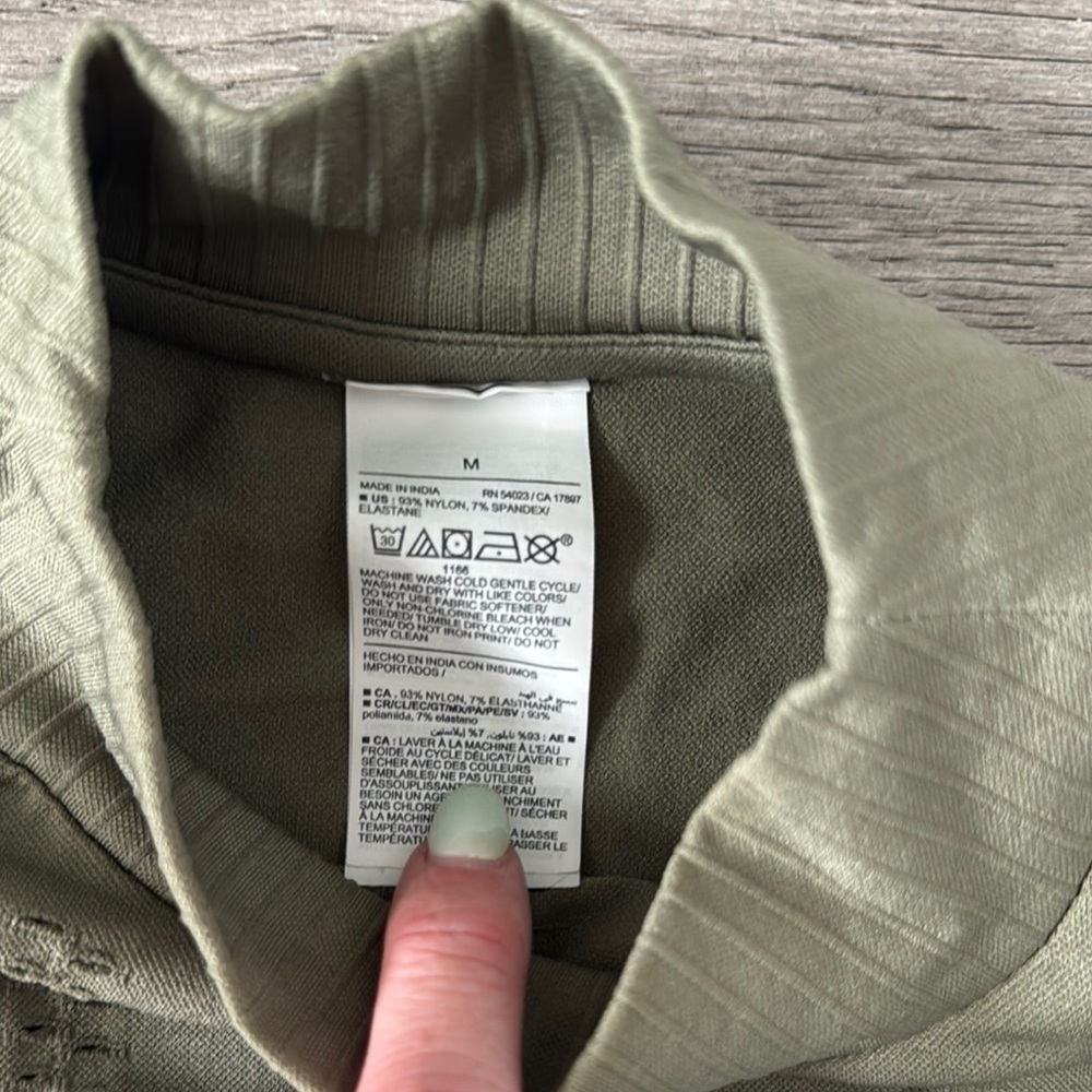 🌼OLD NAVY🌼 Bundle Active Cropped Seamless Workout Top, Size M - Picture 2 of 13